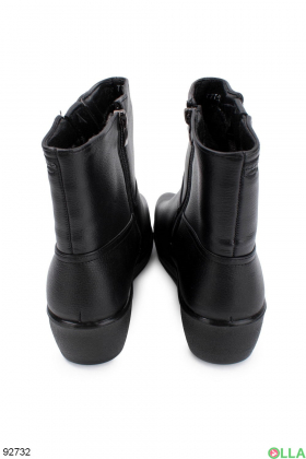 Женские зимние черные ботинки на танкетке