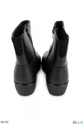 Жіночі зимові чорні черевики на танкетці