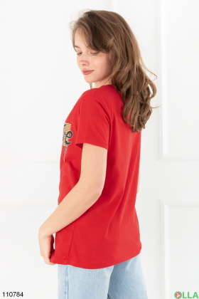 Женская красная футболка с принтом