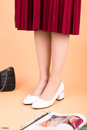 Жіночі білі туфлі на підборах