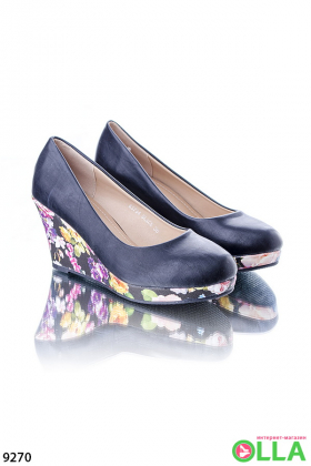 Жіночі туфлі з квіткової танкеткою