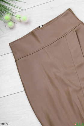 Женская коричневая юбка из экокожи