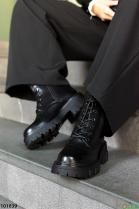 Жіночі демісезонні чорні черевики з еко-шкіри