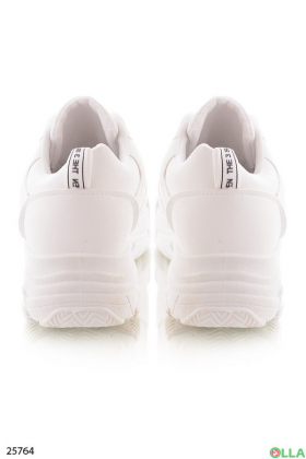 Білі кросівки на шнурівці