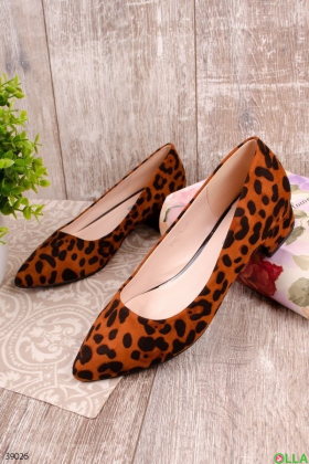 Women's shoes with wide heels