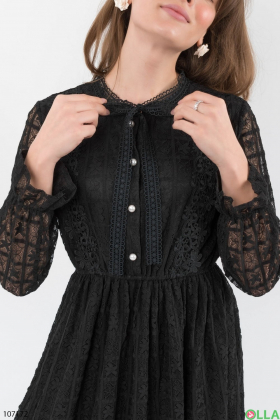 Женское черное платье с кружевом