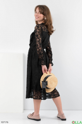 Женское черное платье с кружевом