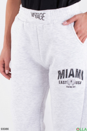 Жіночі світло-сірі спортивні брюки на флісі