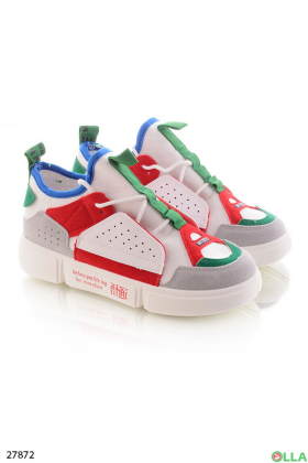 Sneakers with uppers in different colors