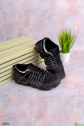 Черные  кроссовки на шнуровке