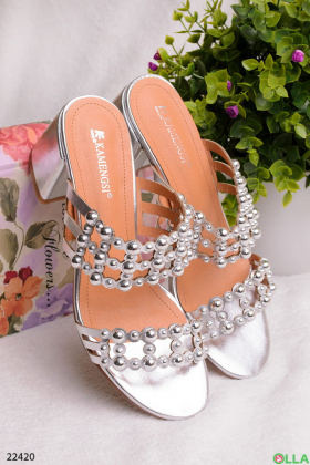 Heeled flip flops with metal beads