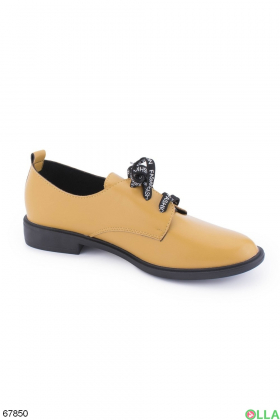 Жіночі жовті туфлі на шнурівці