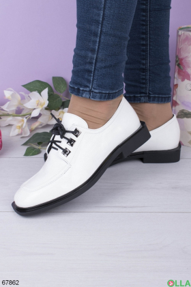 Женские белые туфли на шнуровке
