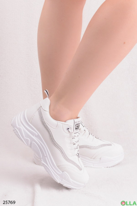Белые кроссовки на шнуровке