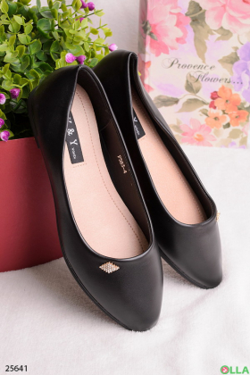 Classic black ballerinas with buckle