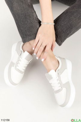 Женские серо-белые кроссовки