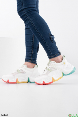 Женские белые кроссовки с разноцветной подошвой