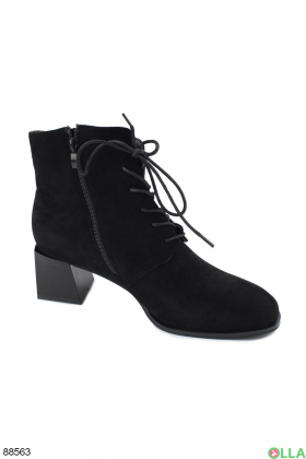 Женские черные ботинки на каблуке