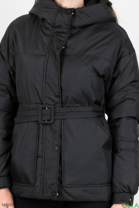 Женская черная куртка с поясом