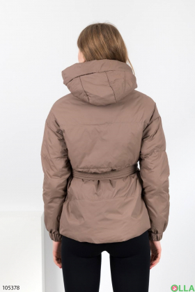 Женская коричневая куртка с поясом