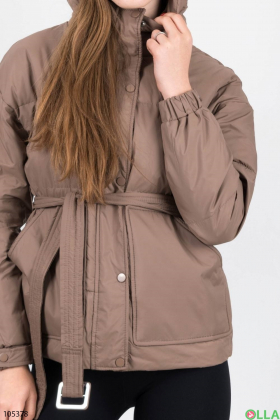 Женская коричневая куртка с поясом