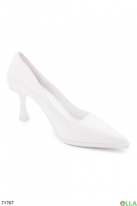 Жіночі білі туфлі на шпильці