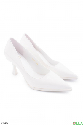 Жіночі білі туфлі на шпильці