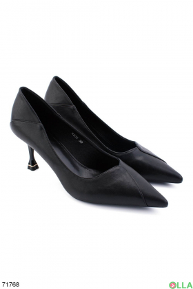 Женские черные туфли на шпильке