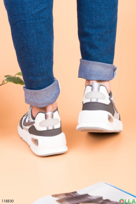 Мужские серо-белые кроссовки на шнуровке