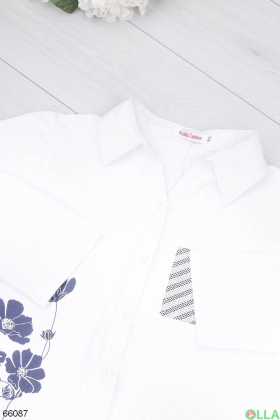 Женская белая рубашка с цветами