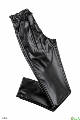 Жіночі брюки чорного кольору