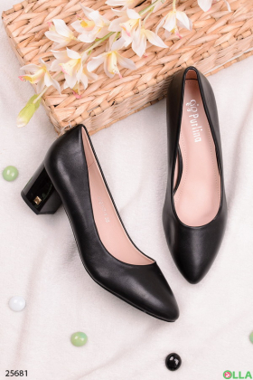 Черные туфли на устойчивом каблуке