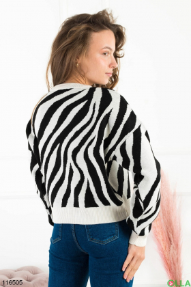 Женский черно-белый свитер с узорами