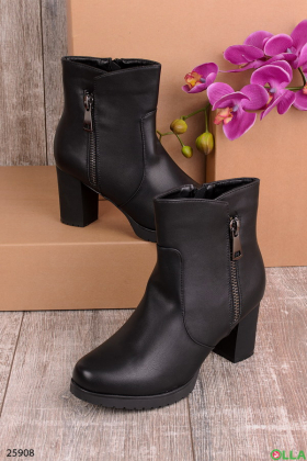 Женские ботинки черного цвета