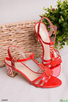 Красные босоножки на каблуке