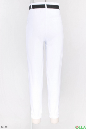 Жіночі білі брюки