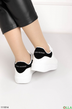 Женские белые кроссовки на шнуровке