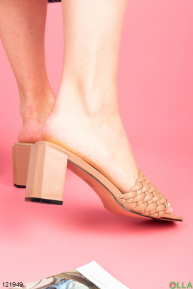 Women's beige heeled flip-flops