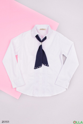 Белая блузка с галстуком