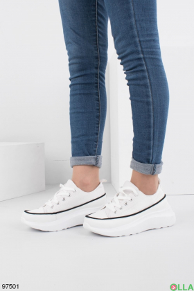 Жіночі білі кросівки на платформі