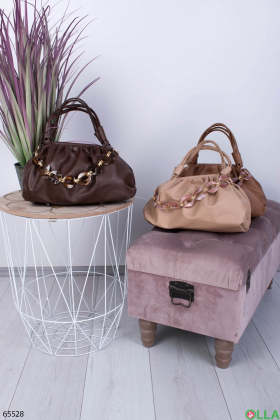 Женская коричневая сумка с цепью