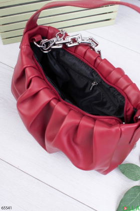 Женская красная сумка с цепями
