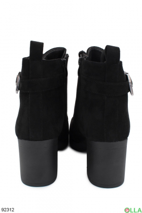 Жіночі зимові чорні черевики з еко-замші на підборах