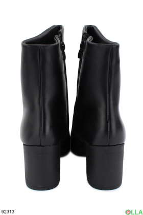 Жіночі зимові чорні черевики з еко-шкіри на підборах