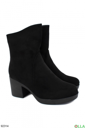 Женские зимние черные ботинки из эко-замши на каблуке