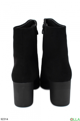 Женские зимние черные ботинки из эко-замши на каблуке
