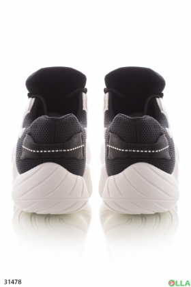 Кросівки в чорному кольорі с білими нашивками