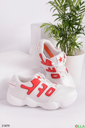 Кросівки в білому кольорі з червоними нашивками