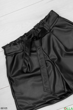 Женские черные шорты из эко-кожи