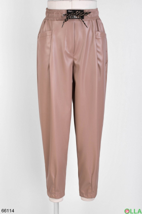Женские бежевые брюки из эко-кожи